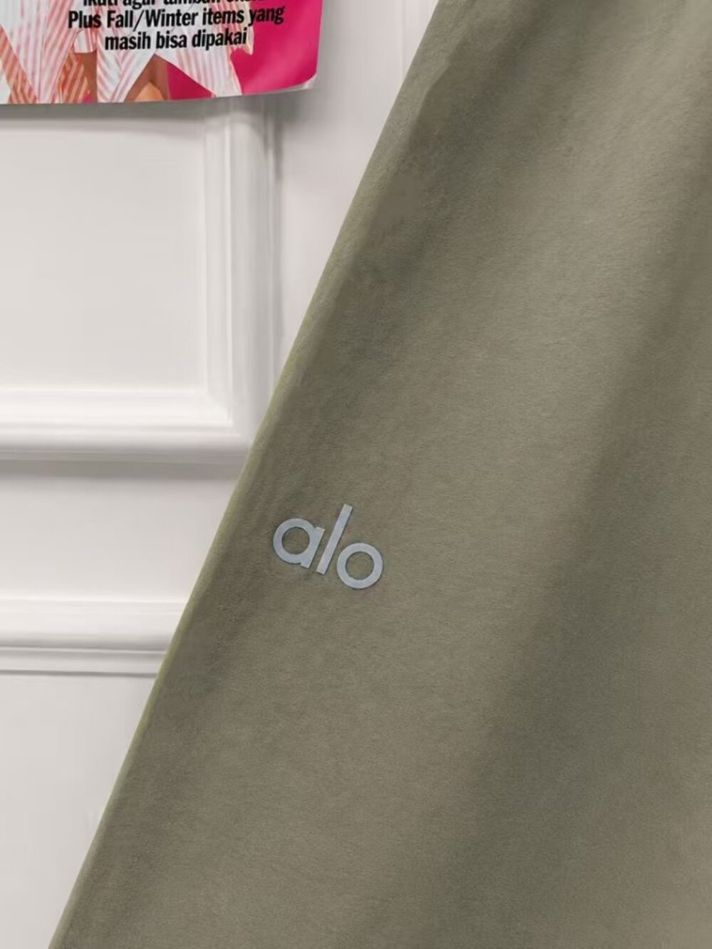 NWT Alo Yoga Suit Up Trouser Olive🌲Everyday Closet Staple🥪Regular Limited - Picture 4 of 5